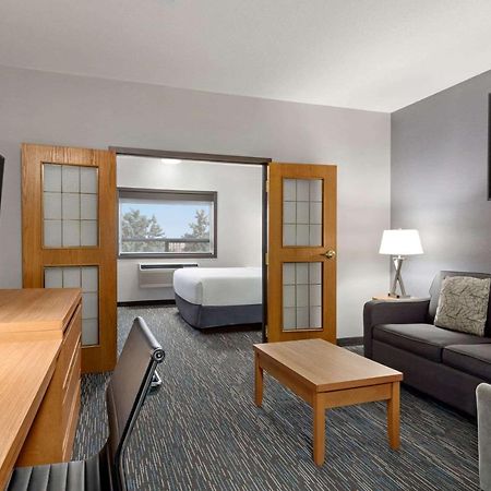 Hotel Wingate By Wyndham Lethbridge Exterior foto